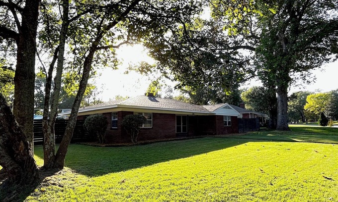 Memphis House | Centrally located mid-century gated rancher!