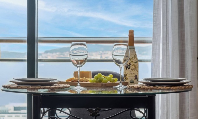 Vigo Apartment | Centrally located penthouse with sea views