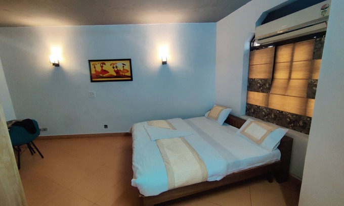 New Delhi Bed & Breakfast | Centrally located Property in South Delhi. Well connected With Metro and Roads