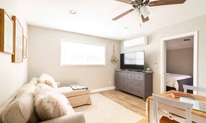Tempe Cottage | Centrally located w/hiking!