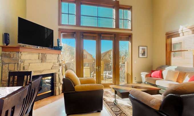 Keystone House | Centrally located with balcony, fireplace, heated garage parking & ski locker