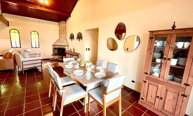 Atibaia House | Chácara com Piscina em Atibaia, muito Lazer e Acomodações até 34 pessoas.