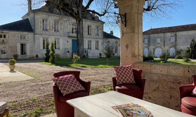 Saint-Julien-de-l'Escap Bed & Breakfast | Château de varaize
