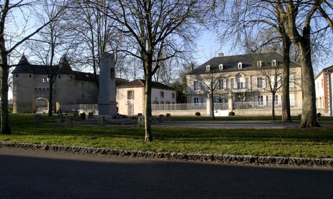 Vic-sur-Seille Bed & Breakfast | Château Mesny