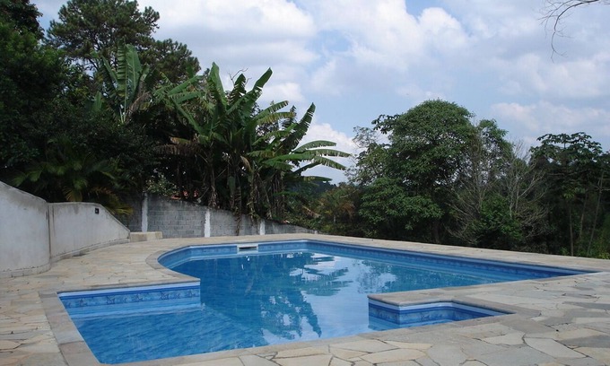 Suzano House | Chacara house with fireplace and lake on the property