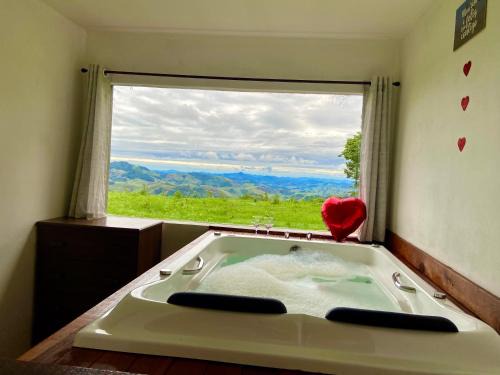 Corrego do Bom Jesus House | Chalé Mirante da Colina1 com hidro privativa e café da manhã