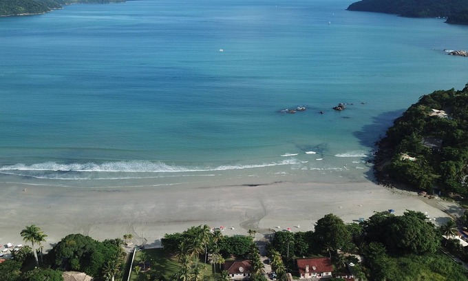 Praia da Enseada Ski Chalet | CHALE TERREO 230 METERS FROM THE BEACH OF THE ENSEADA and 3 MINUTES FROM THE SAND.