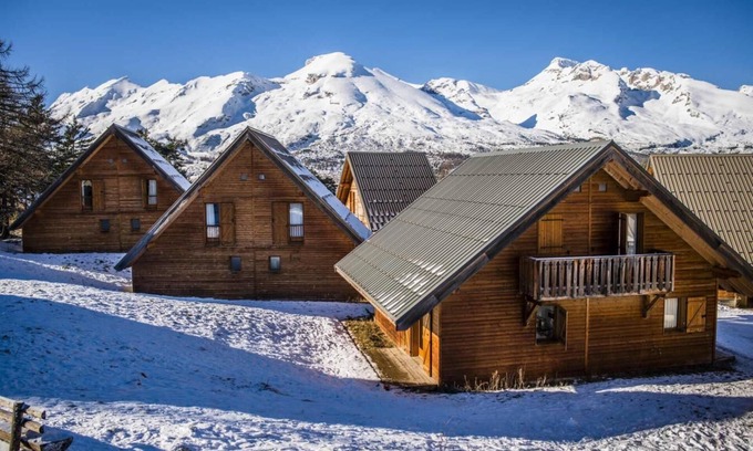 La Joue du Loup Ski Chalet | Chalet, 350m from ski slopes, view mountain, fitness, terrace, parking, tv, ski locker, 43m²