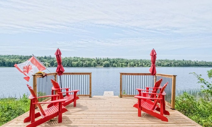 Pontiac Cabin | Chalet Buckingham - Luxury Waterfront Cottage 45 Minutes from Ottawa, Sleeps 12