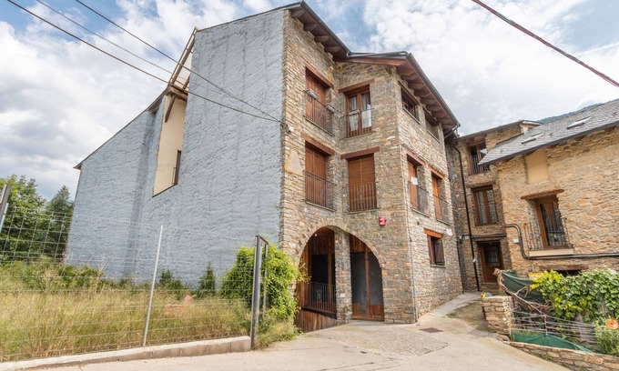 Sort Apartment | Chalet 'Cambuleta En La Bastida' with Mountain Views, Balcony and Wi-Fi
