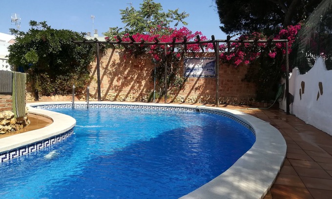 Punta Umbria Ski Chalet | Chalet con piscina y garaje privado al lado de la playa y del centro del pueblo.