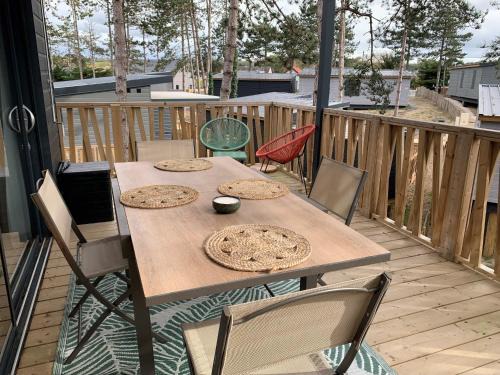 Jullouville Ski Chalet | Chalet de standing pour 4 pers., piscine couverte et chauffée, à deux pas de la plage, Wi-Fi gratuit - FR-1-361-515