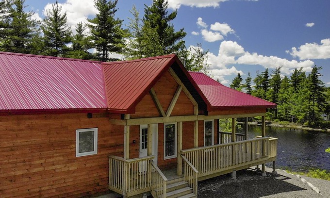Queens House | Chalet directly on the lake, central storage, incl. access to private island