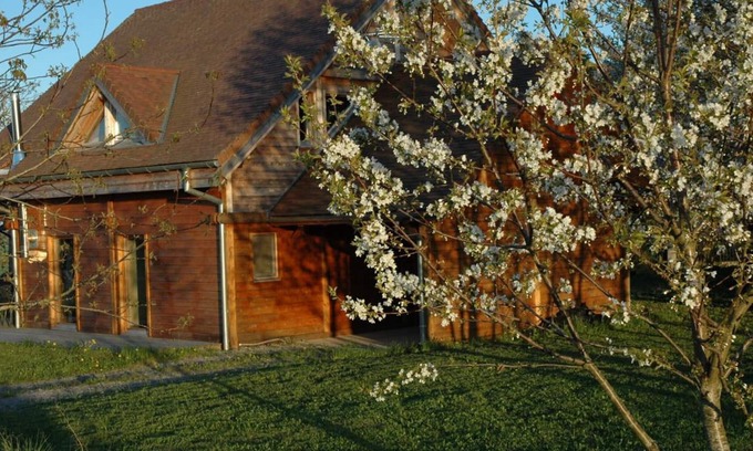 Louchy-Montfand Cottage | Chalet familial avec piscine, cheminée et jardin boisé au cœur des vignobles de St Pourçain