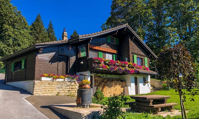 Le Locle Ski Chalet | Chalet in the heart of nature with Spa