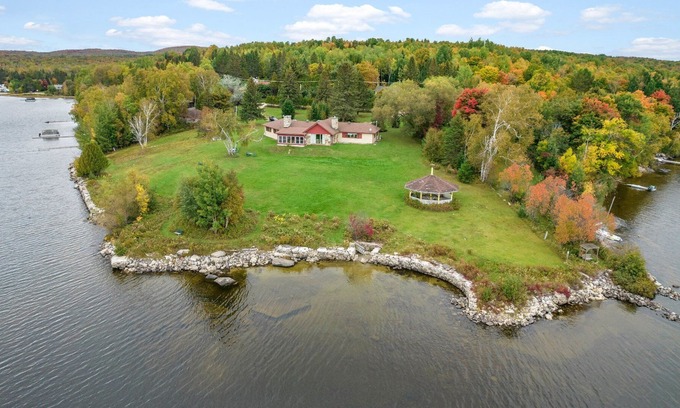 Nominingue Cabin | Chalet Kernan | for 12 | Spa + Lake Front