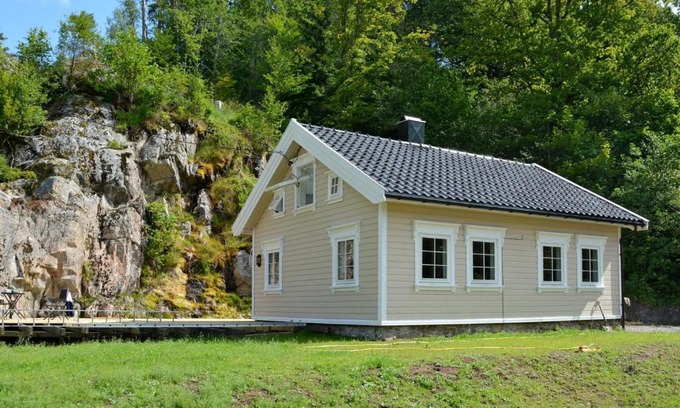 Lyngdal Ski Chalet | Chalet Solskinn - SOW037 by Interhome