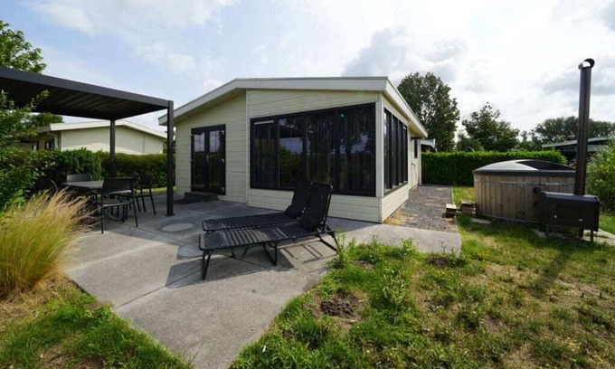 Dordtse Biesbosch Ski Chalet | Chalet with 3 bedrooms and garden with hot tub
