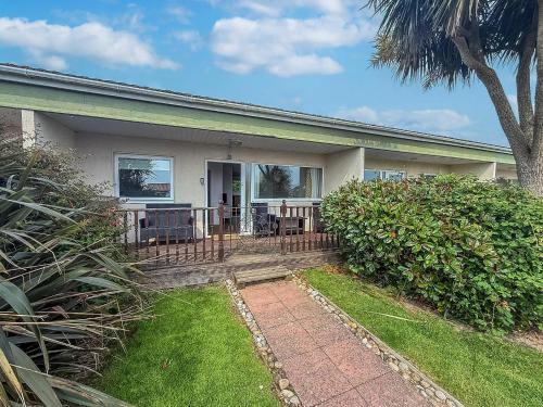 Bacton Ski Chalet | Chalet With Free Wifi At Rainbows End Near A Lovely Norfolk Beach Ref 31002R