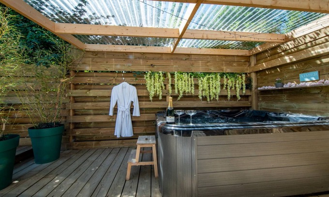 Amaye-sur-Orne Ski Chalet | Chalet with Jacuzzi and wood-burning stove