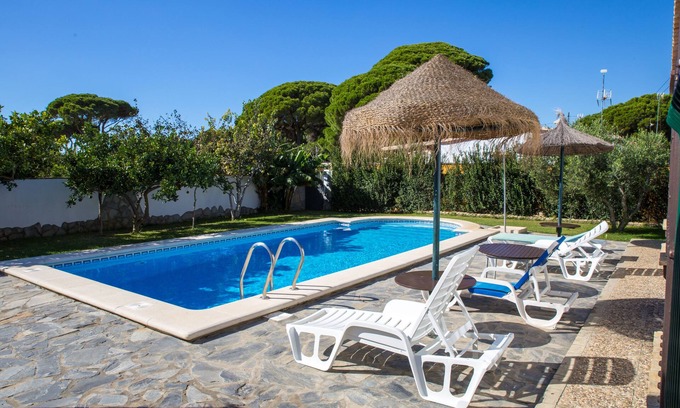 Barrio Nuevo House | CHALET WITH POOL IN CONIL