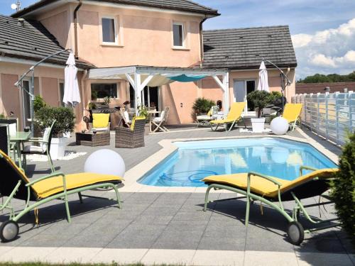 Monthureux-sur-Saone Bed & Breakfast | Chambre d'hôtes de charme avec piscine terrasse et vue sur les prairies