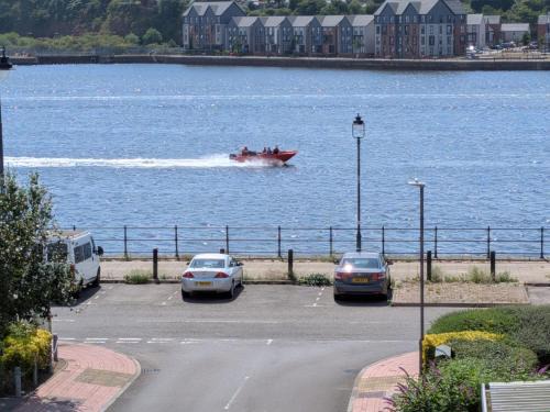 Barry Apartment | Channel View Apartment Barry Waterfront