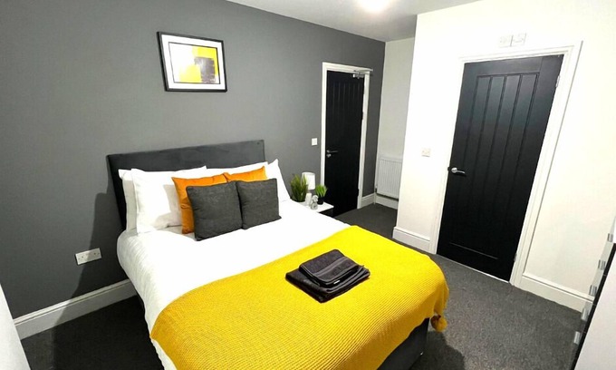 Grimsby House | Chantry Suites Double Room with En-Suite in DN31