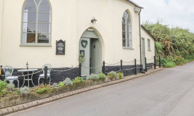Smallridge Cottage | CHAPEL COTTAGE, pet friendly, character holiday cottage in Axminster