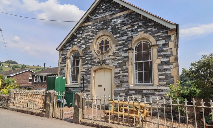 Glyn Ceiriog Cottage | CHAPEL HOUSE, pet friendly, character holiday cottage in Glyn Ceiriog