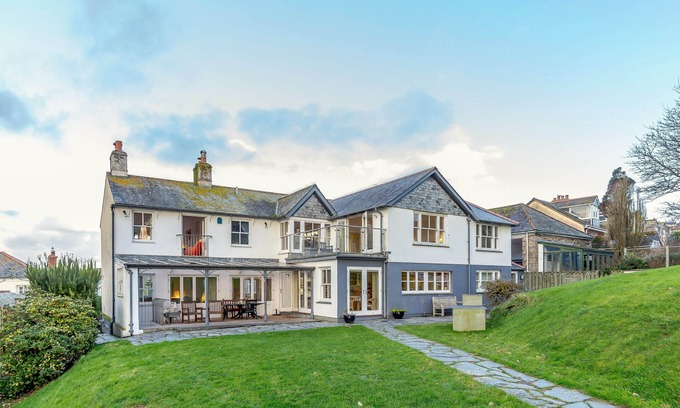 Polruan House | Chapel Mead - Five Bedroom House, Sleeps 10