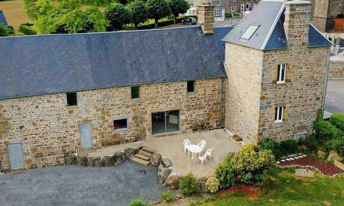 Saint-Michel-de-Montjoie Cottage | Character house with private garden, parking and pets welcome, near Mont-Saint-Michel