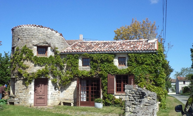 Balanzac Cottage | Character traditional Charentais cottage in rural location 20 minutes from Royan