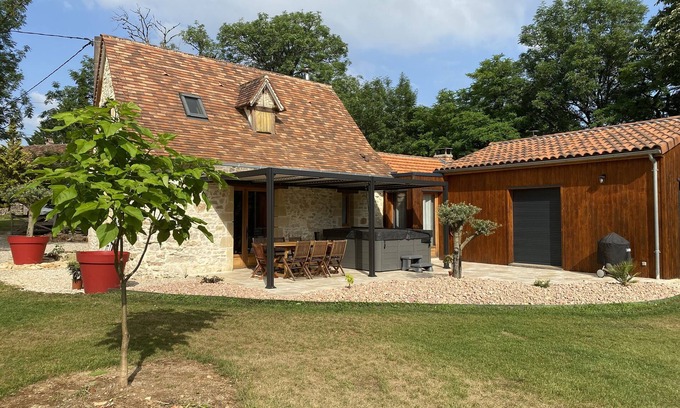 Assier House | Characteristic stone gîte with Jacuzzi near Rocamadour and Gouffre de Padirac