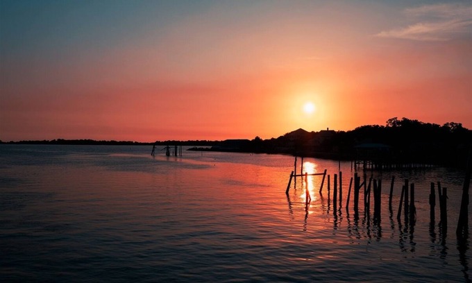Cedar Key House | Charlene's Retreat- Pet Friendly, Boat Parking