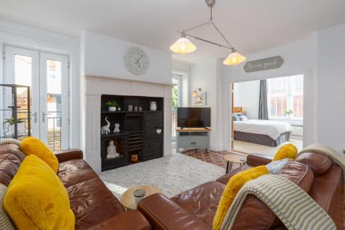 Lytham St. Anne's Apartment | Charles Alexander Short Stay - Clifton Drive Beach Retreat