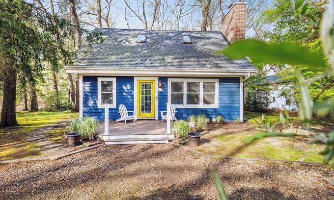 New Buffalo House | Charlie's on Commanche - Charming cottage tucked away in Michiana close to the l