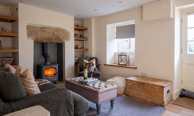 Tetbury Cottage | Charlton Cottage, Tetbury - sleeps 4 guests in 3 bedrooms