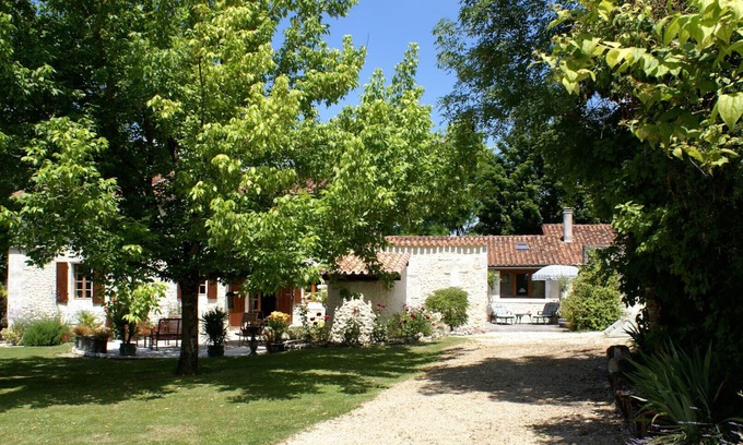 Bouteilles-Saint-Sebastien House | Charming single storey barn Dordogne/Charente border