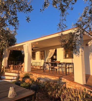 Colmenar House | Charmante casita met veranda en zwembad op een kleinschalige olijf Finca