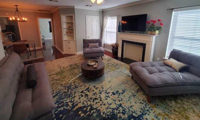 Southgate Apartment | Charming 1 Bdr/1 Bth Upstairs Unit in Med Center