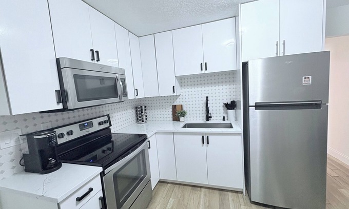 Lake Worth Apartment | Charming 1-bedroom apartment in fabulous Greenacres with AC