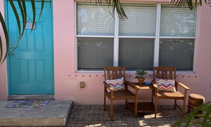 Lantana Apartment | Charming 1-bedroom apartment in Lantana with WiFi, AC, free parking on site