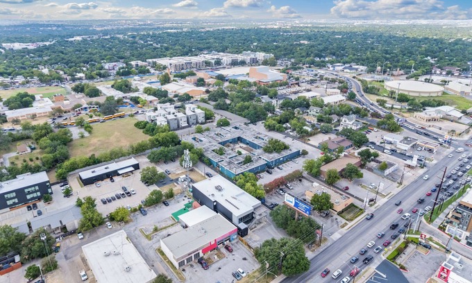Brentwood Apartment | Charming 1-bedroom apartment in fabulous Austin - The Red Room