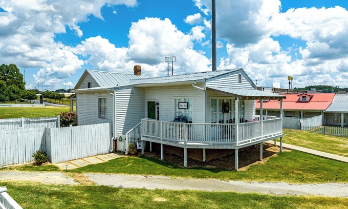 Jackson Cottage | Charming 1-bedroom Pearl Cottage with WiFi in the historic Casey Jones Village