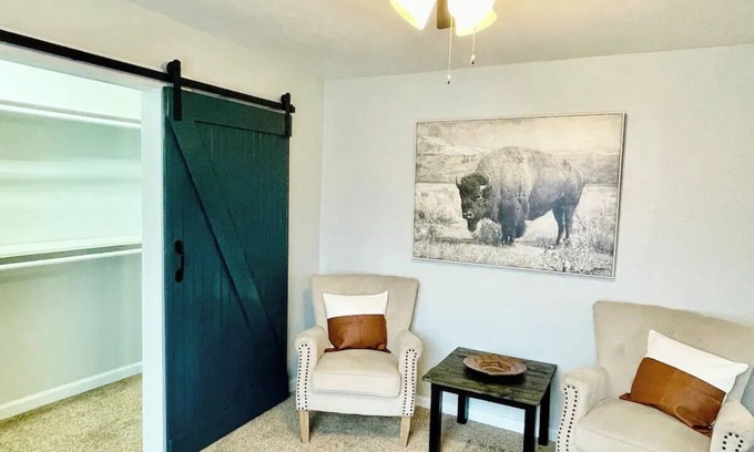MacGregor House | Charming 1-BR in Houston with Full Kitchen, Laundry Room, AC, and hi-speed WiFi