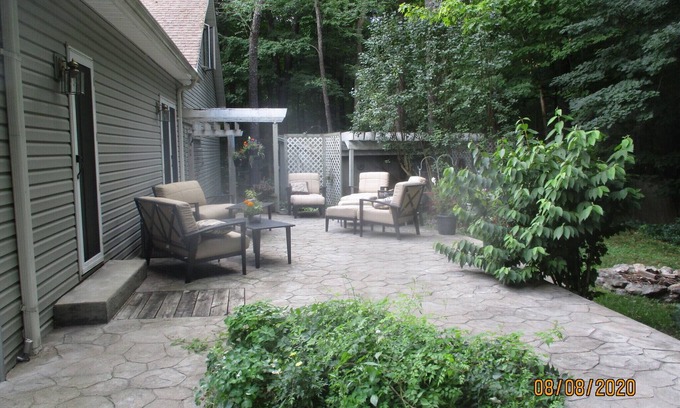 Clarence Other | Charming 1-floor modern farmhouse -ENTIRE HOUSE. Privacy wooded overlook of pond