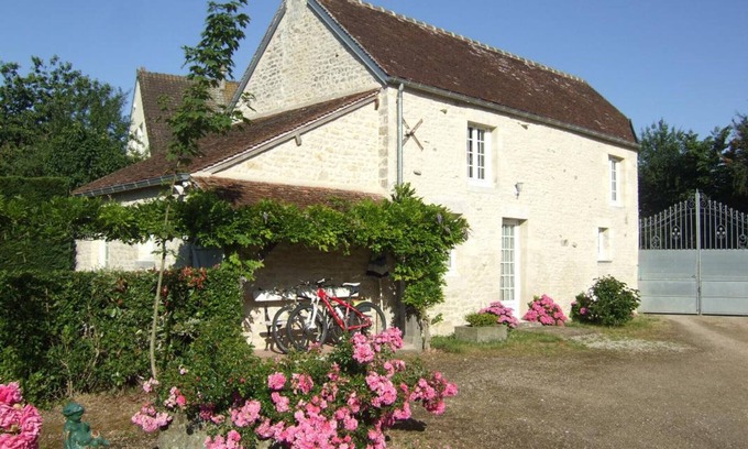 Goulet Cottage | Charming 17th Century House: Enclosed Garden, BBQ, Terrace, Near A28/A88, Free Shuttle, Sleeps 5