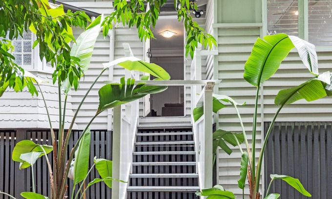 Annerley House | Charming 1920's 4Br freestanding Plantation Qldr.