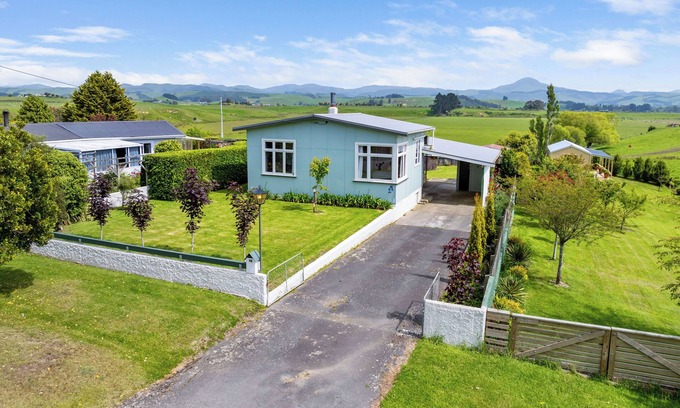 Karitane House | Charming 1960s Kiwi bach in peaceful Karitane, just 5 mins to beach & harbour.